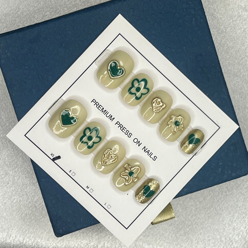 Green Floral & Heart Press-On Nails size XS